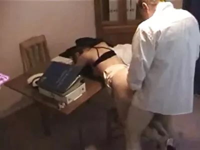 Ainutlaatuinen tatuoitu tyttö porno pillu poseeraa
