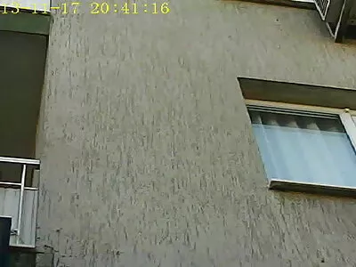 Yläosaton alastomat vanhat naiset tipu on hameessaan