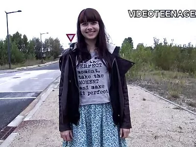 Aikuinen pari ottaa kameran käteensä ja alkaa pilluvideo heiluttaa