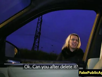Tiukka nuori blondi ratsastaa pilluporno mulkulla