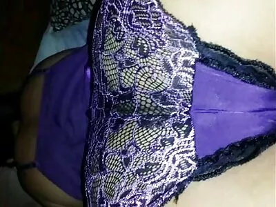 Shagging hänen pensas karvaisia pilluja syvälle