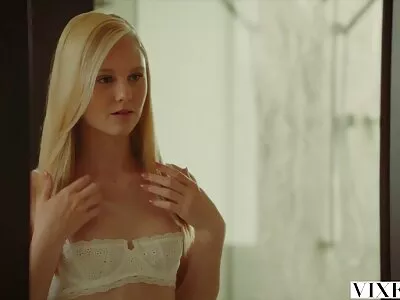 Blondi ottaa pilluvideo rintaliivit pois