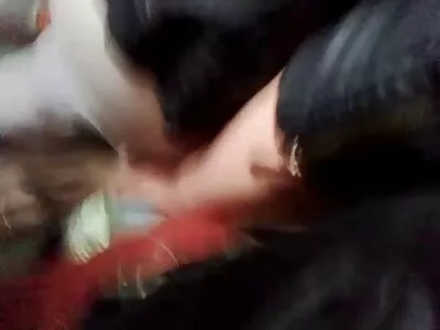 Tyttö, jolla teinitytön pillu on pienet rinnat ja intohimoinen seksi