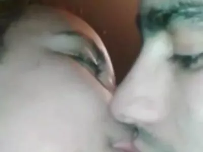 Seksilelu suussa ja sperma kasvoilla karvainen pillu