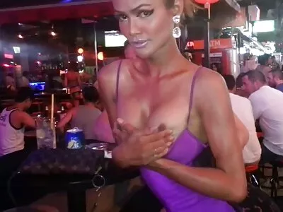 MILF rakastaa pilluvideo antaa sotkuinen suihin