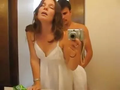 Nuori blondi nussii pillua saappaissa video itsensä seksileluilla