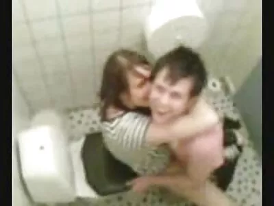 Brunette tyttöystävä nauttii mukava kova naida hänen miehensä kanssa granny pillu