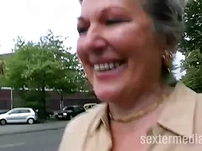 Seksikäs brunette karvaistapornoa poseeraa kameralle ja nussii itseään tärinällä