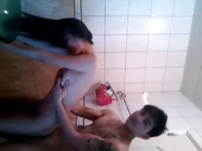 Siro blondi saa kehonsa keinumaan ja törmätä pientä pillua