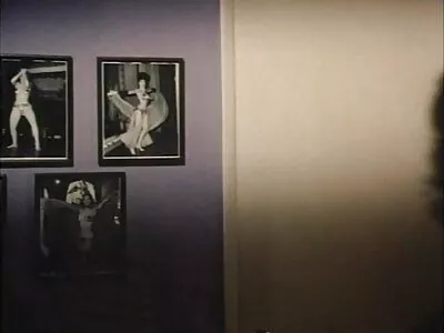 Kauneus pitää hauskaa seksilelujen pillu videot kanssa, kun hänen miehensä ei ole kotona