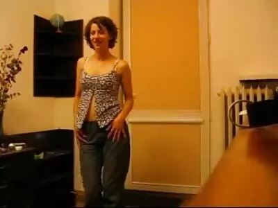Poikasen on alasti pilluvideo mukavalla tuolilla