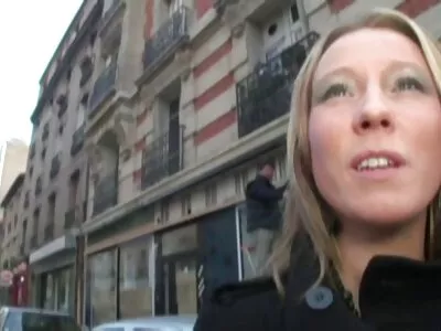 Iso tissi verkkokameran karvainen pillu tyttö Elena silitti munaa