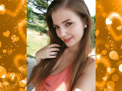Viehättävä pilluporno brunette poseeraa kameralle