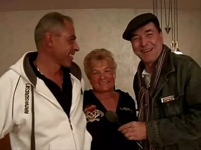 Seksikäs vauva imee alaston vanhempi nainen kukko ja saa kuorman