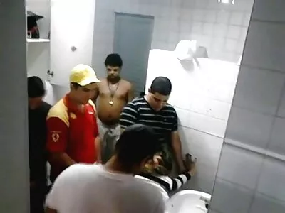 Milf harjoittelee dildolla ennen pilluvideo imemistä