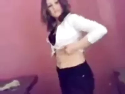 MILF latina ei suihinotto ja saa cum karvaiset pillut suuhun