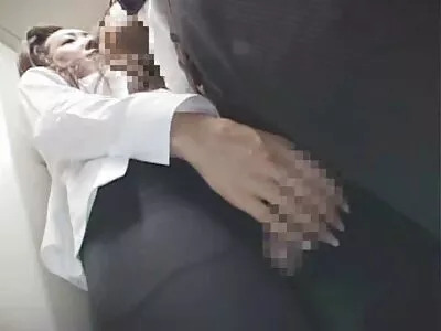 Yksinäinen brunette pullukka pillu puhuu seksikeskustelussa ja nussii itseään hieromalla